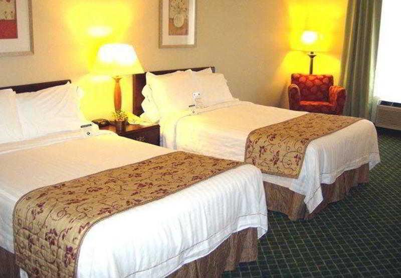 Fairfield Inn & Suites Батлер Экстерьер фото