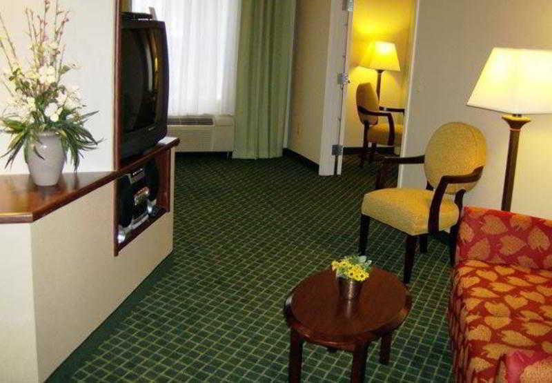 Fairfield Inn & Suites Батлер Номер фото