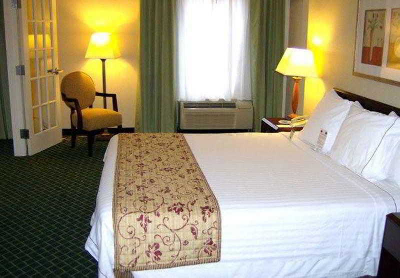 Fairfield Inn & Suites Батлер Номер фото