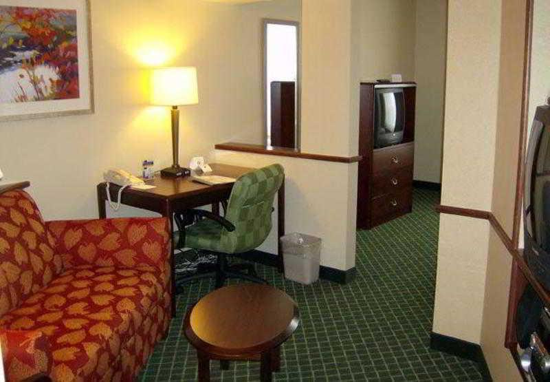 Fairfield Inn & Suites Батлер Номер фото